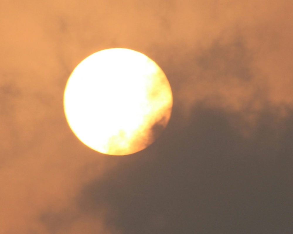 Sun-blocking smoke
